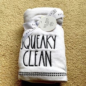 🫧NWT Rae Dunn Squeaky Clean 2 hand towels!